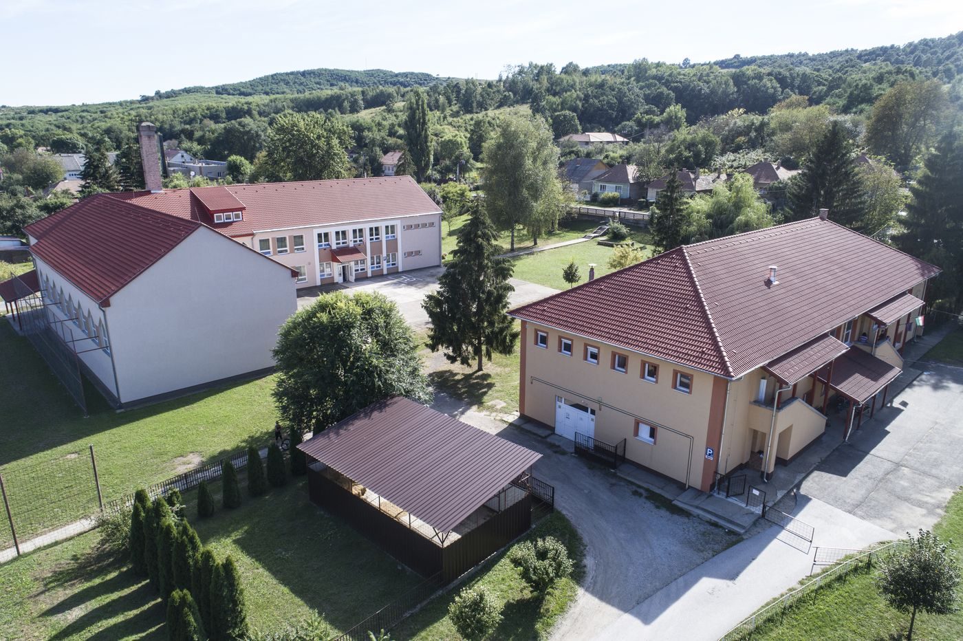 Felújított közintézmények egy Borsod-Abaúj-Zemplén megyei kistelepülésen — iskola, tornacsarnok és községi épület egy telepen