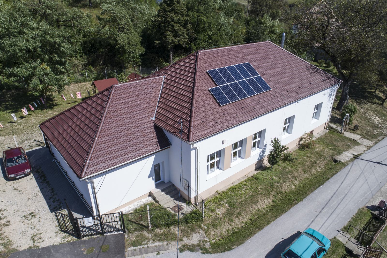 A megújult és bővített zádorfalvi óvoda madártávlatból, a tetőn napelemes rendszerrel