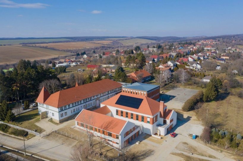 Az igali Batthyány Károly Általános Iskola madártávlatból — az átépített tornacsarnok napelemes tetővel és az új szaktantermi szárny